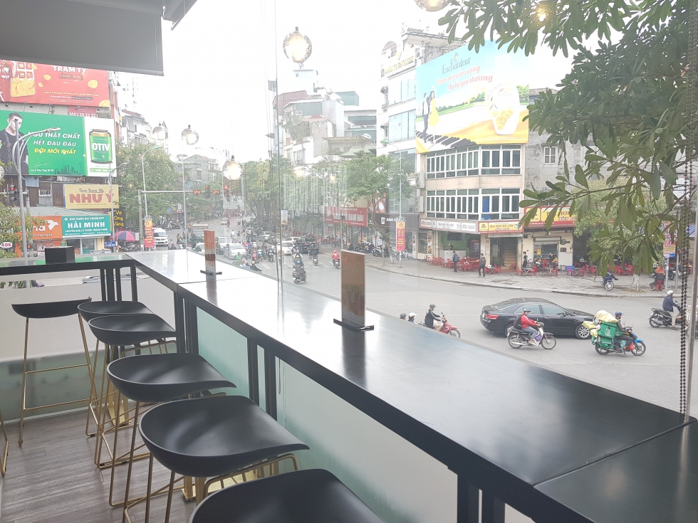 view moli nhìn ra ngoài đường